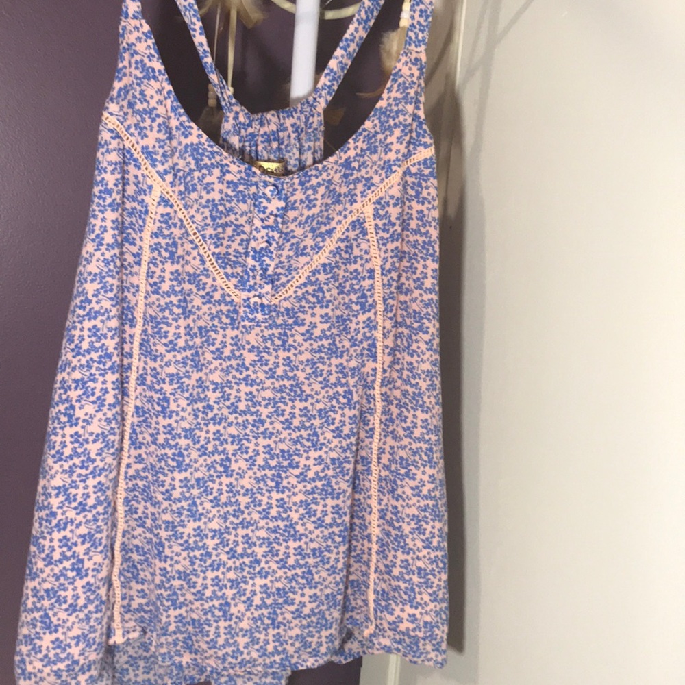 Cute summer top! Flower design!